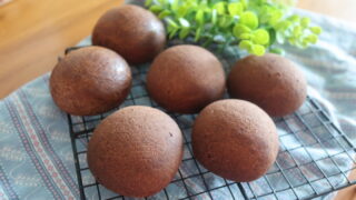 はちみつ卵のココア米粉パン